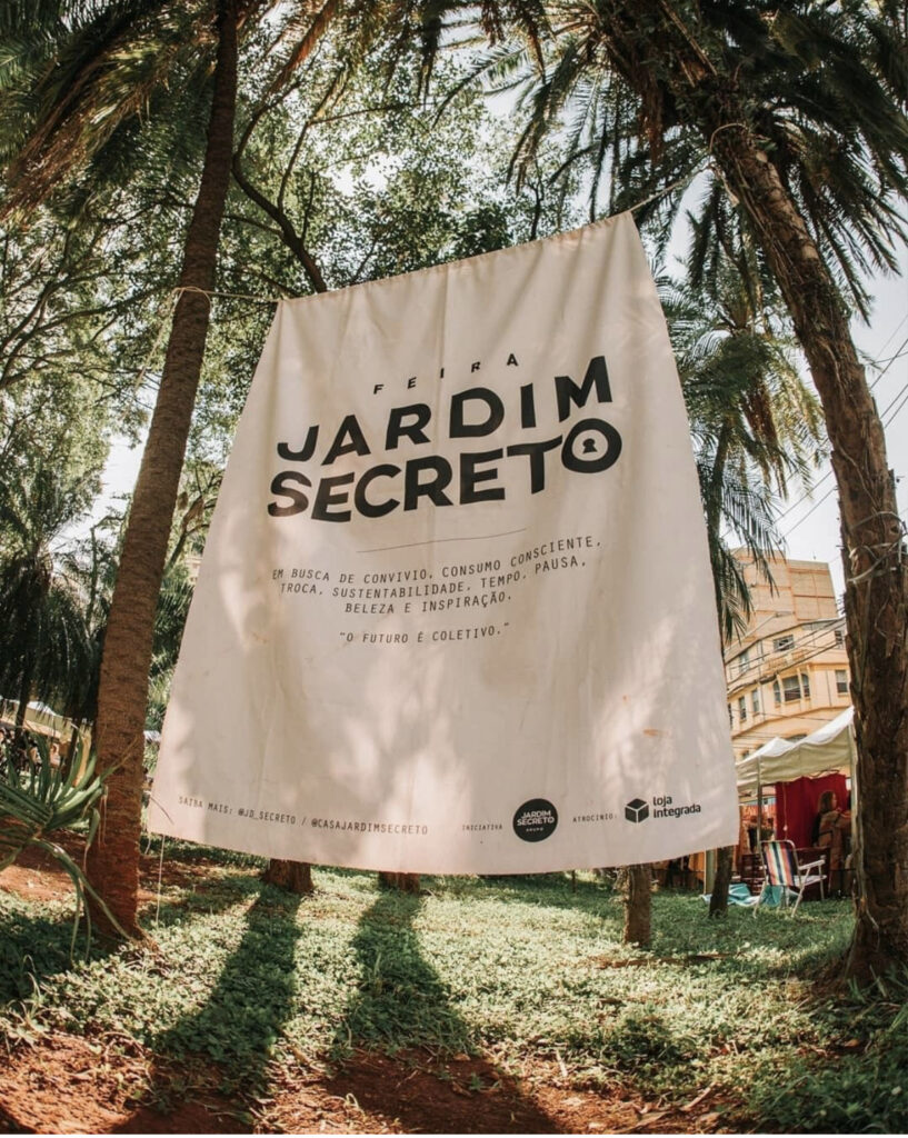 Bandeira da Feria Jardim Secreto na praça Dom Orione
