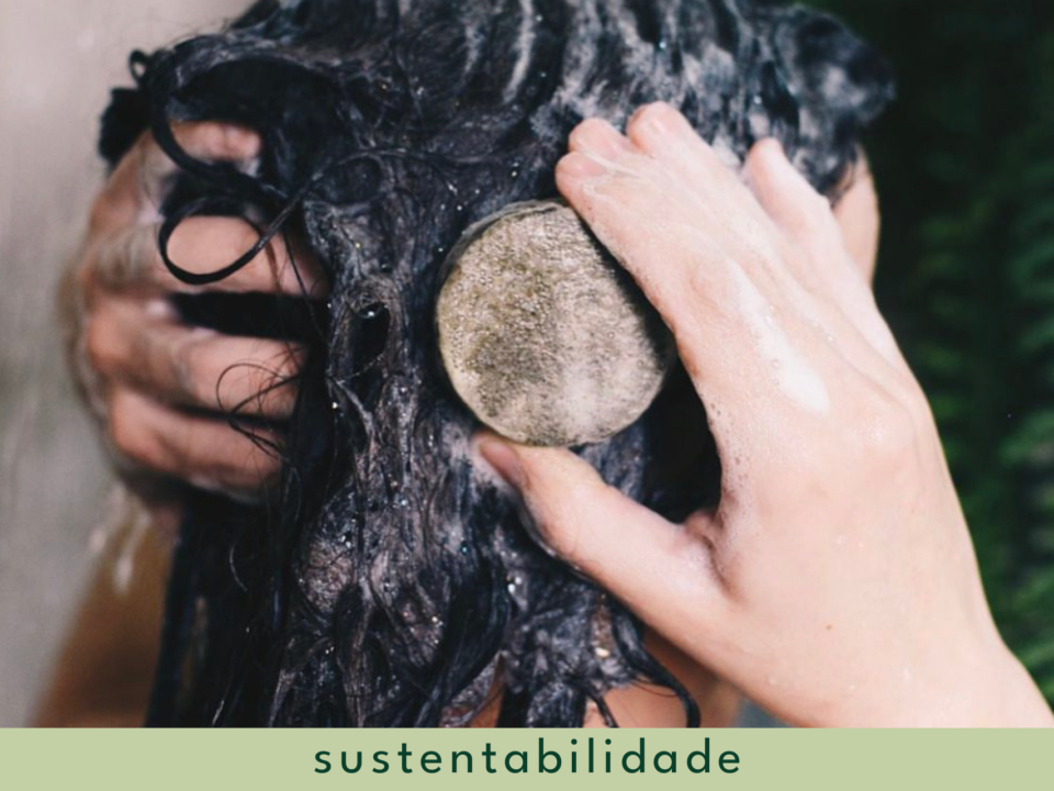 Mulher lavando o cabelo com shampoo em barra.