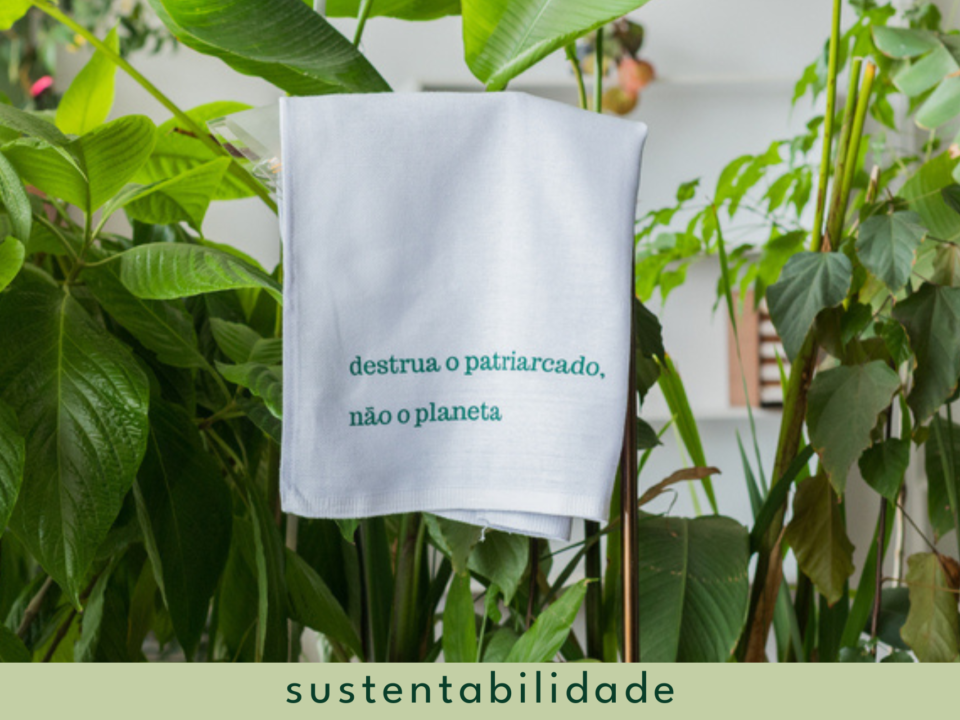 Pano de prato decorativo com a seguinte frase bordada: "Destrua o patriarcado, não o planeta".