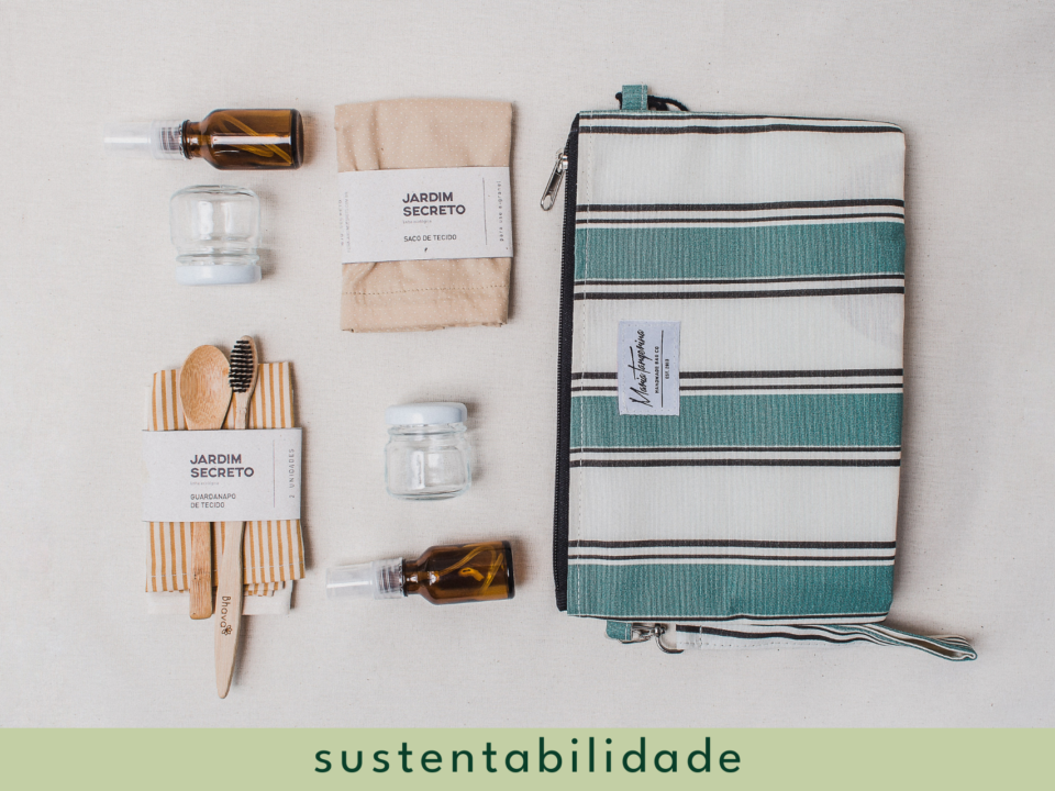 Kit de produtos sustentáveis das marcas Maria Tangerina e Jardim Secreto. O kit contém necessaire, lenços, colher e escova de dente de madeira, e quatro frascos de vidro.